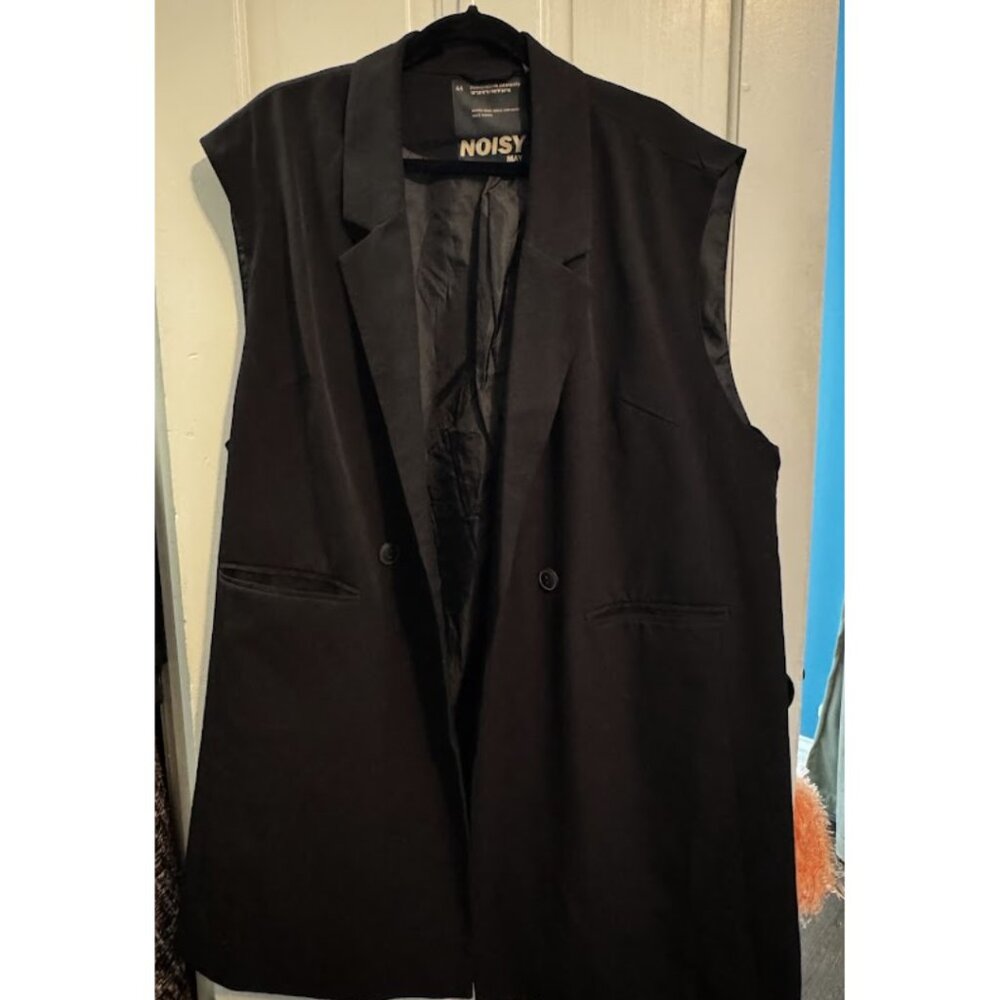 Noisy May Curve longline sleeveless blazer in black